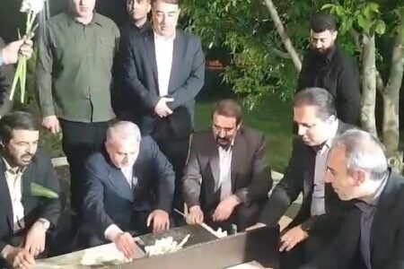 ادای احترام وزیر میراث فرهنگی به مقام شامخ شهدا ادای احترام وزیر میراث فرهنگی به مقام شامخ شهدا