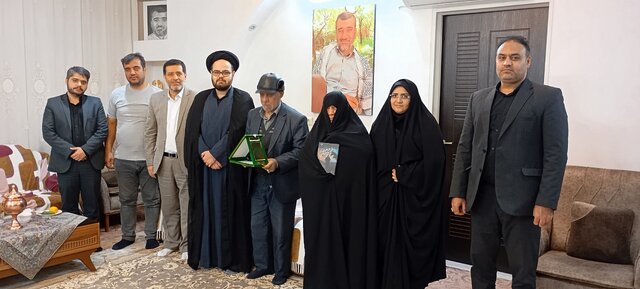 دیدار مسئولان جشنواره بینالمللی مهدویت با خانواده شهید عسگری جمکرانی؛ اعطای نشان مهدویت به یاد خادم مسجد مقدس جمکران دیدار مسئولان جشنواره بینالمللی مهدویت با خانواده شهید عسگری جمکرانی؛ اعطای نشان مهدویت به یاد خادم مسجد مقدس جمکران