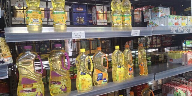 قفسههای خالی از روغن خوراکی در فروشگاهها قفسههای خالی از روغن خوراکی در فروشگاهها